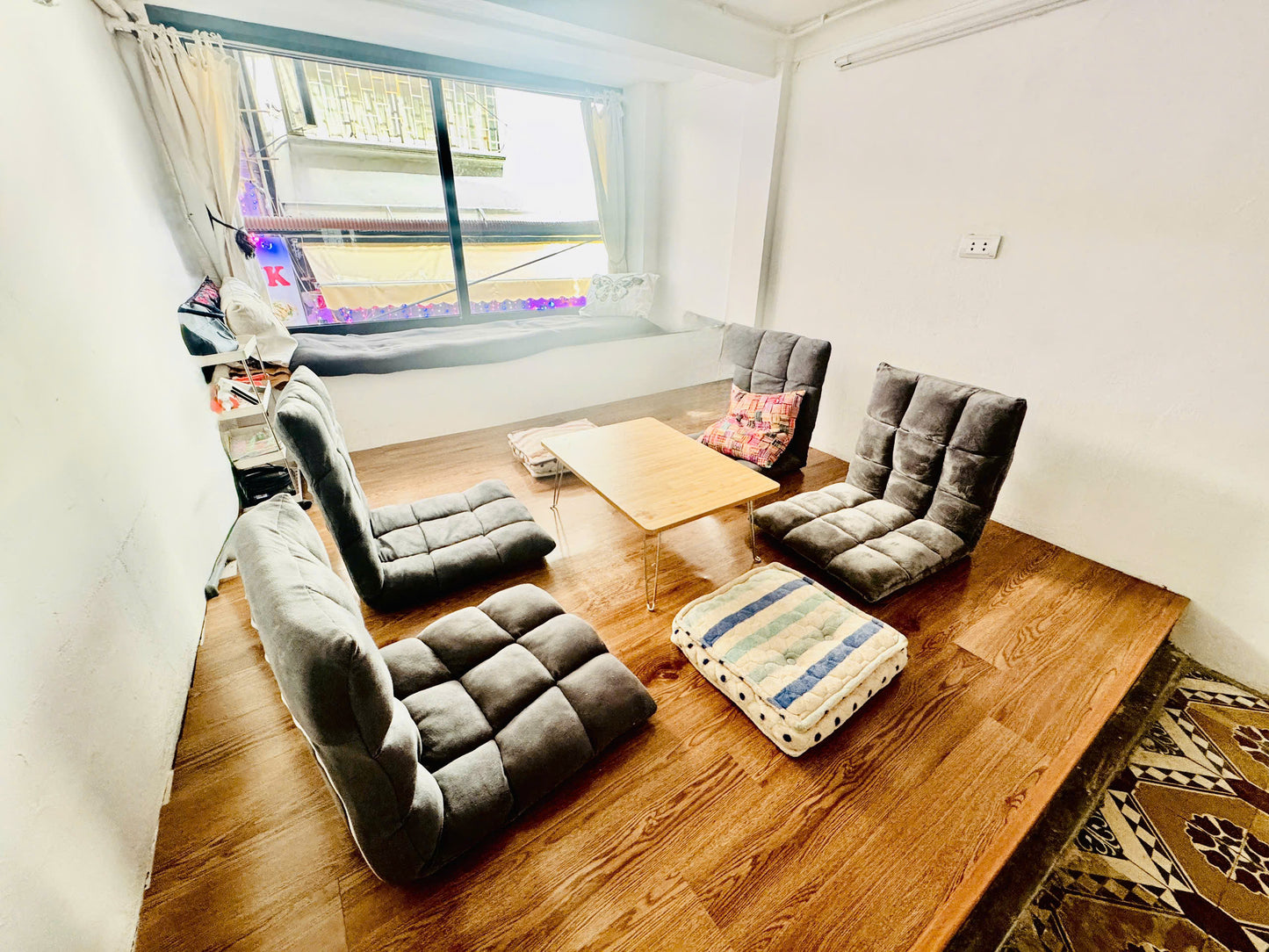 Kunian Room 1 – Train View From floor